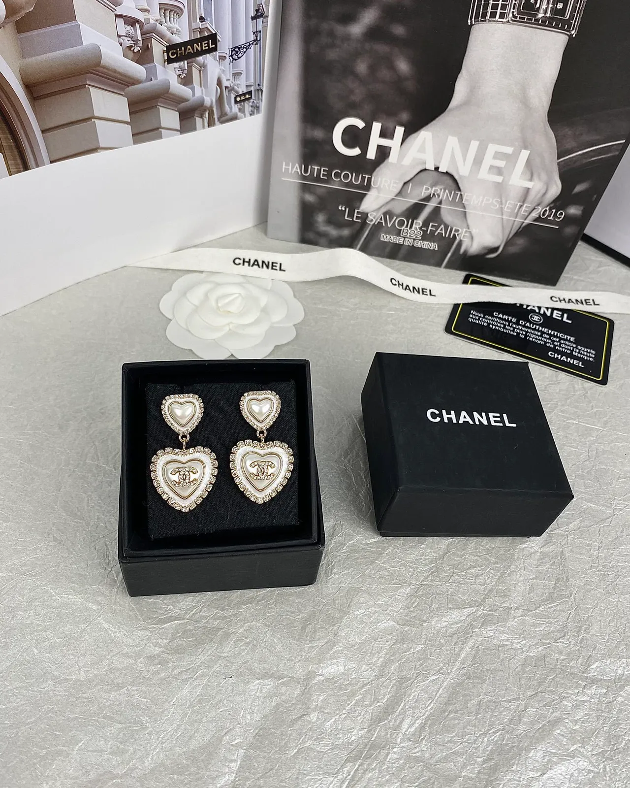 Chanel হার্ট-শেপড ক্রিস্টাল-এনক্রাস্টেড মাতার অপার্ল কানের দুল 9