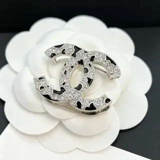 Chanel Interlocking CC Pavé Crystal y Broche de Esmalte Negro
