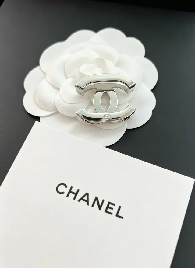 Chanel Interlocking CC Pavé Crystal y Broche de Esmalte Negro 5