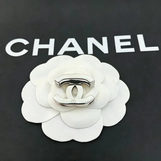 Chanel Interlocking CC Pavé Crystal y Broche de Esmalte Negro 6