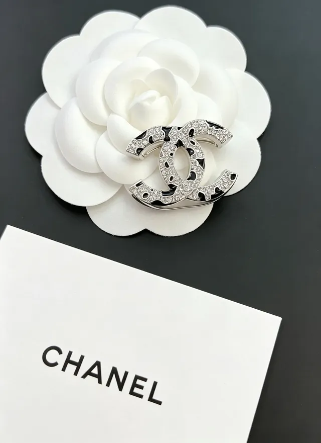 Chanel Interlocking CC Pavé Crystal y Broche de Esmalte Negro 7