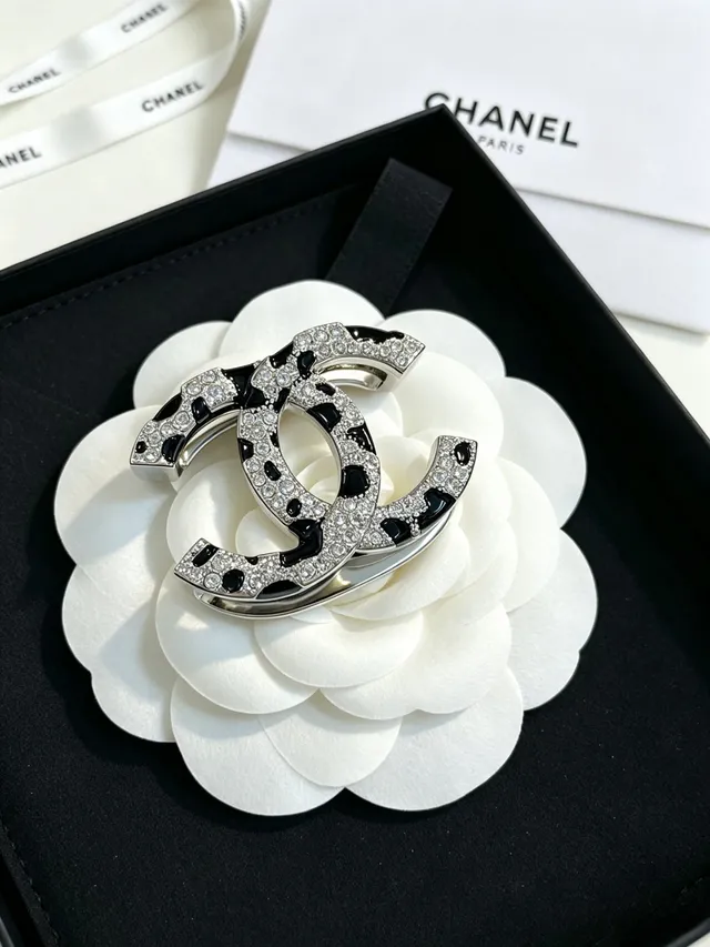 Chanel Interlocking CC Pavé Crystal y Broche de Esmalte Negro 8