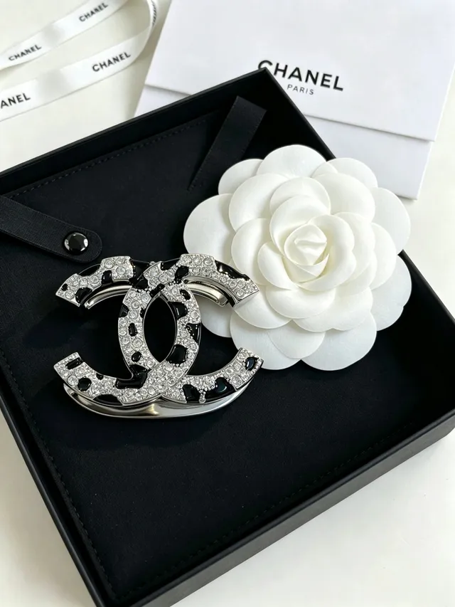 Chanel Interlocking CC Pavé Crystal y Broche de Esmalte Negro 9
