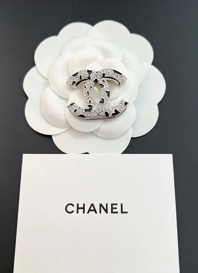 Chanel Interlocking CC Pavé Crystal y Broche de Esmalte Negro 10
