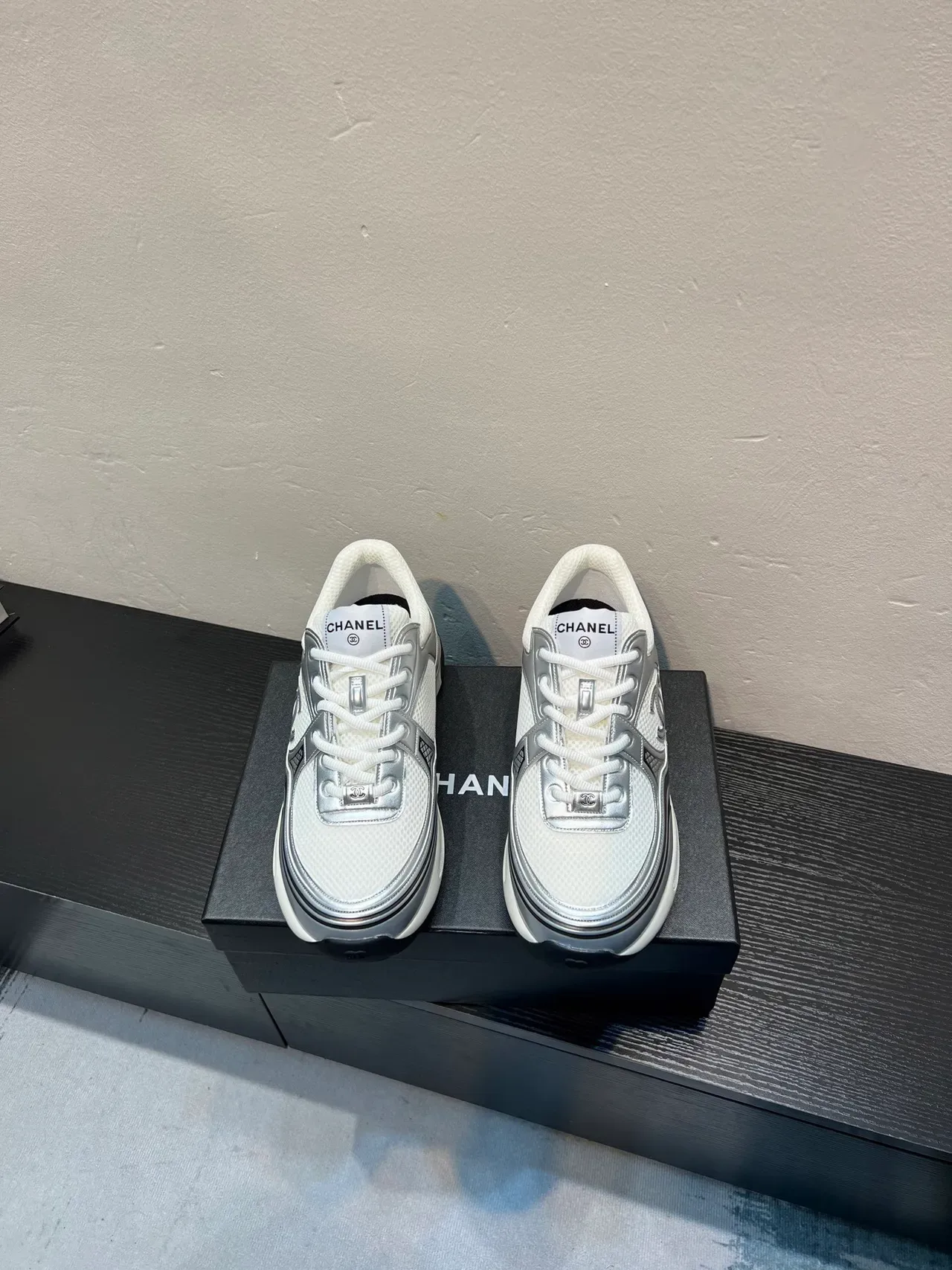 Chanel Lifestyle Sneaker Blanc Argent Maille Et Overlays Métalliques Interlocking CC Logo Lifestyle Sneakers 2