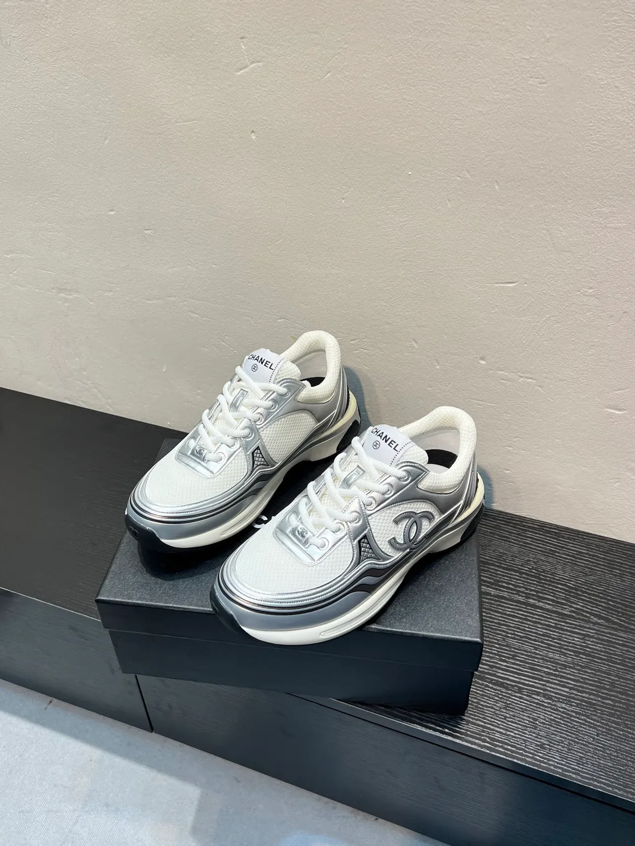 Chanel Lifestyle Sneaker Blanc Argent Maille Et Overlays Métalliques Interlocking CC Logo Lifestyle Sneakers 3