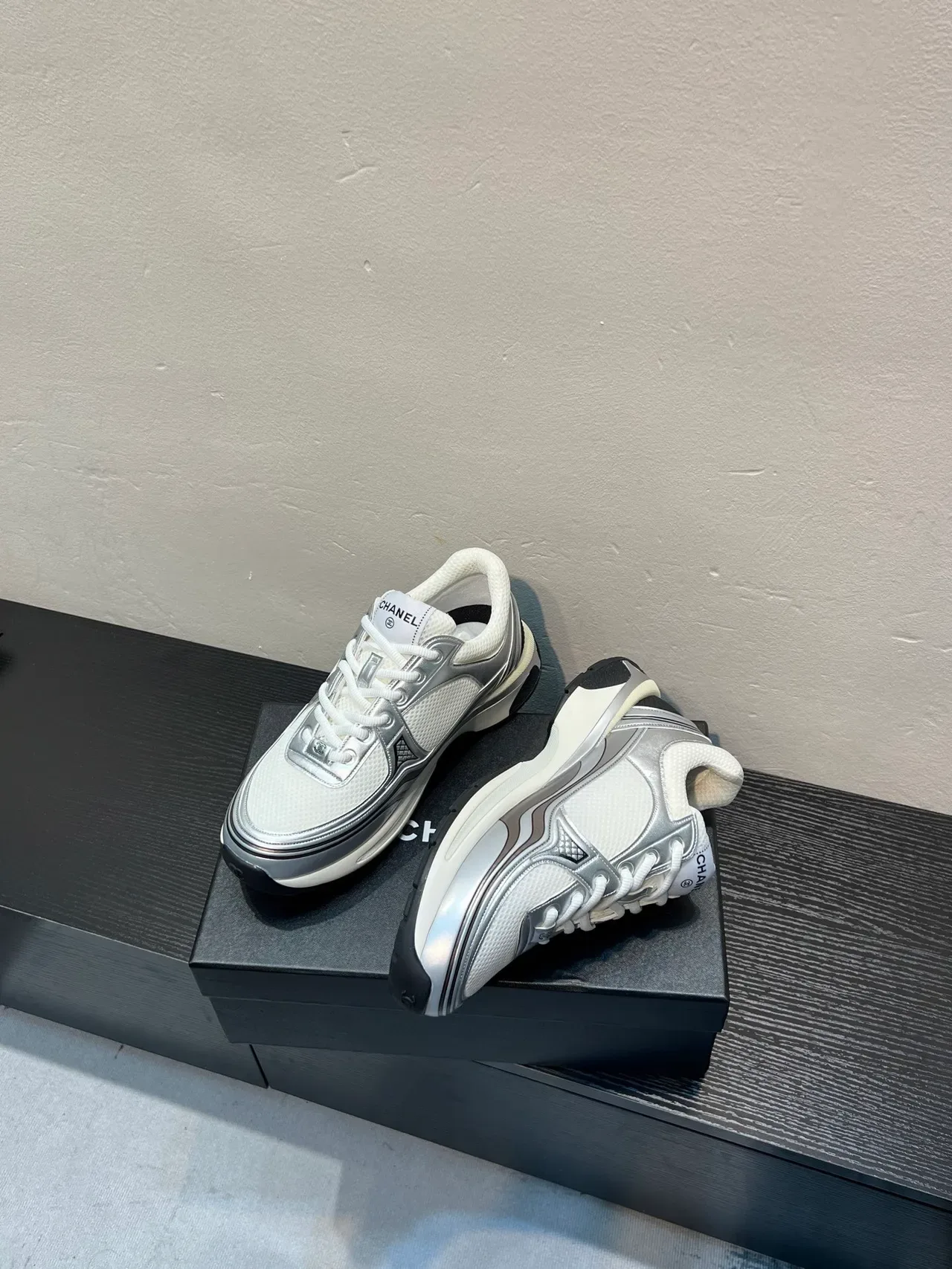 Chanel Lifestyle Sneaker Blanc Argent Maille Et Overlays Métalliques Interlocking CC Logo Lifestyle Sneakers 4