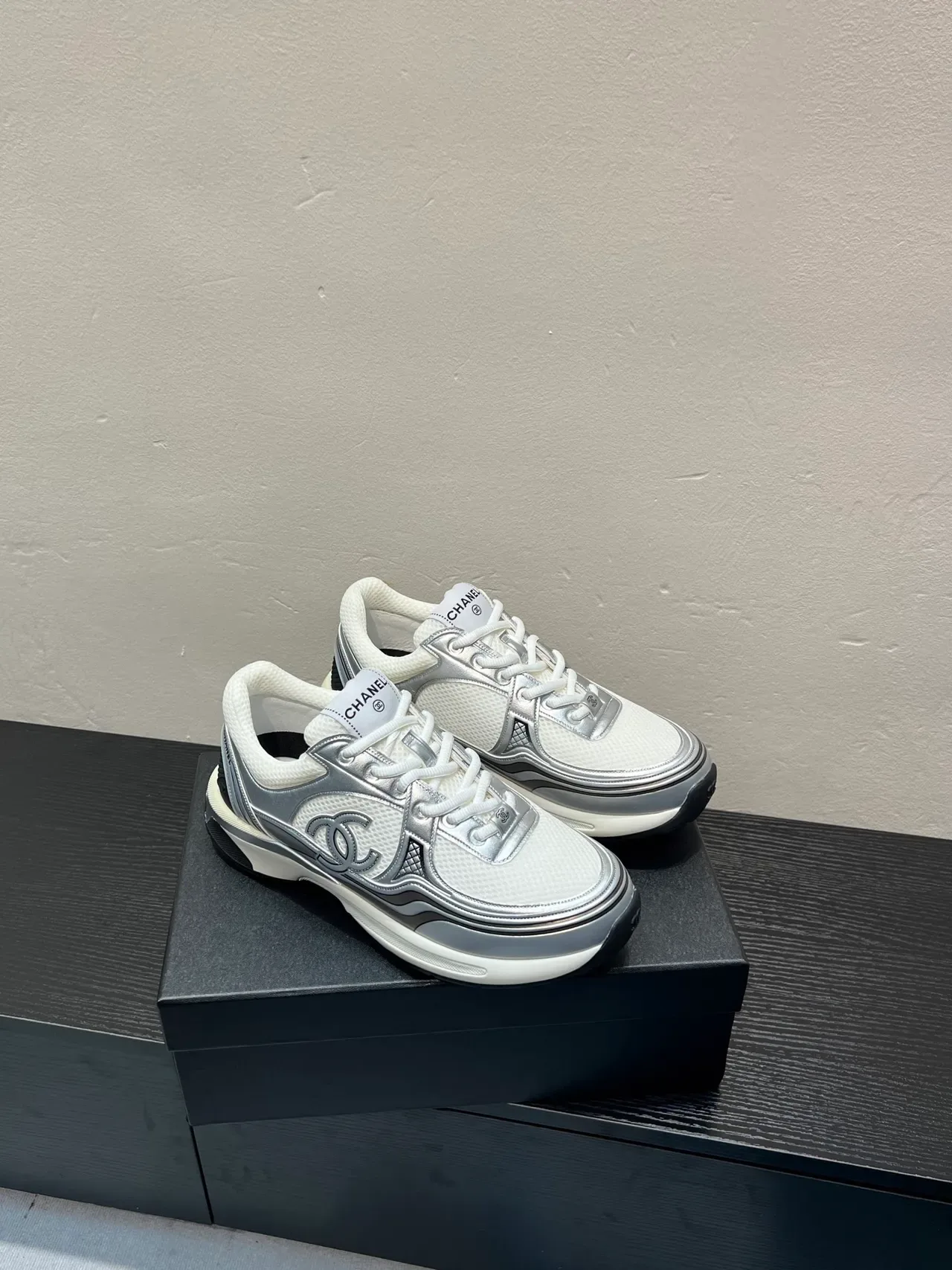 Chanel Lifestyle Sneaker Blanc Argent Maille Et Overlays Métalliques Interlocking CC Logo Lifestyle Sneakers 5