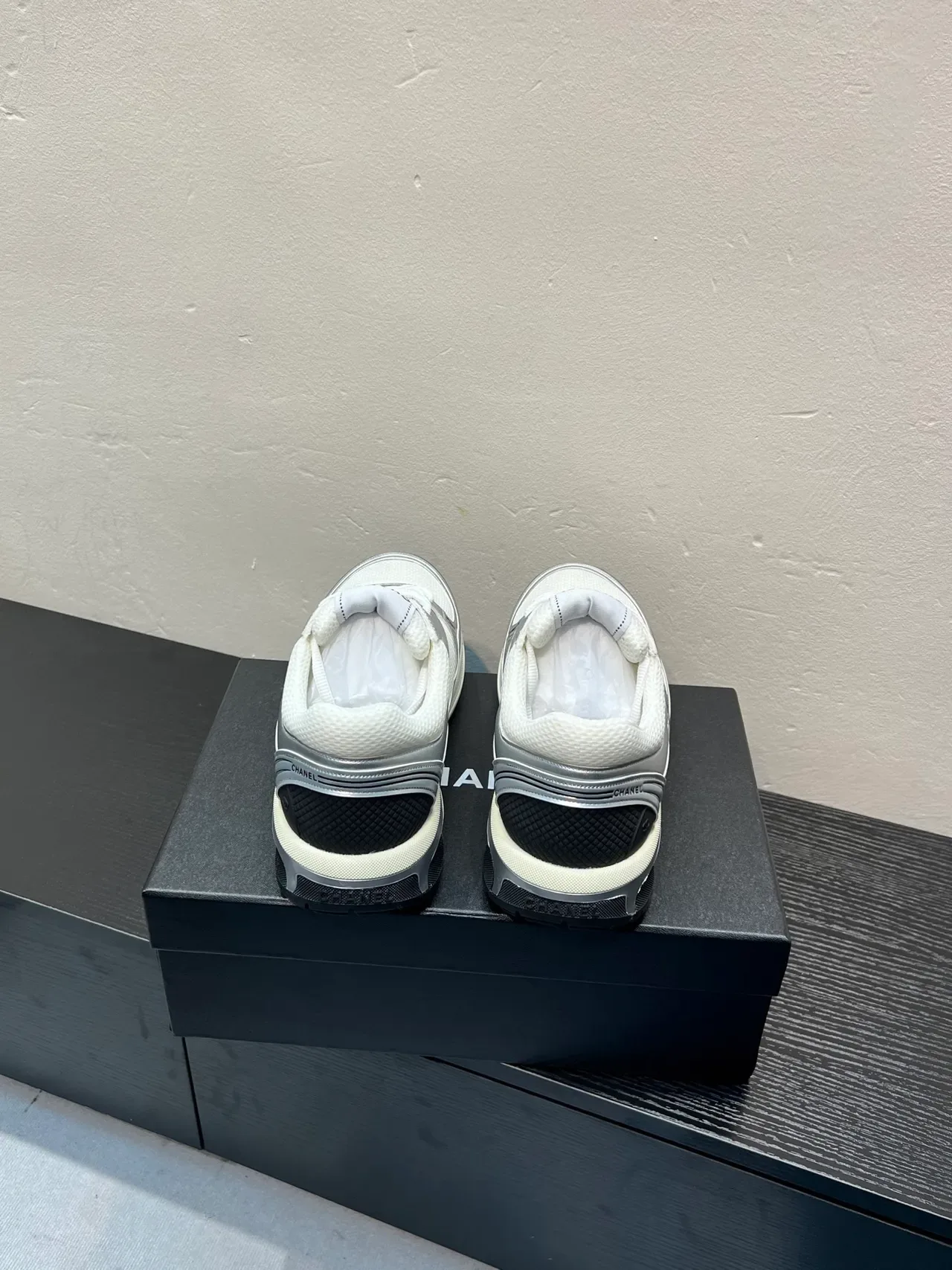 Chanel Lifestyle Sneaker Blanc Argent Maille Et Overlays Métalliques Interlocking CC Logo Lifestyle Sneakers 6