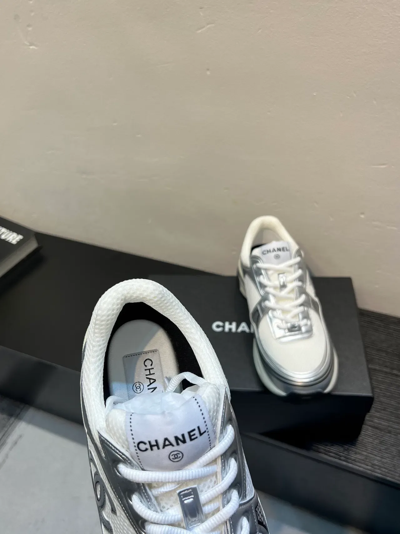Chanel Lifestyle Sneaker Blanc Argent Maille Et Overlays Métalliques Interlocking CC Logo Lifestyle Sneakers 7