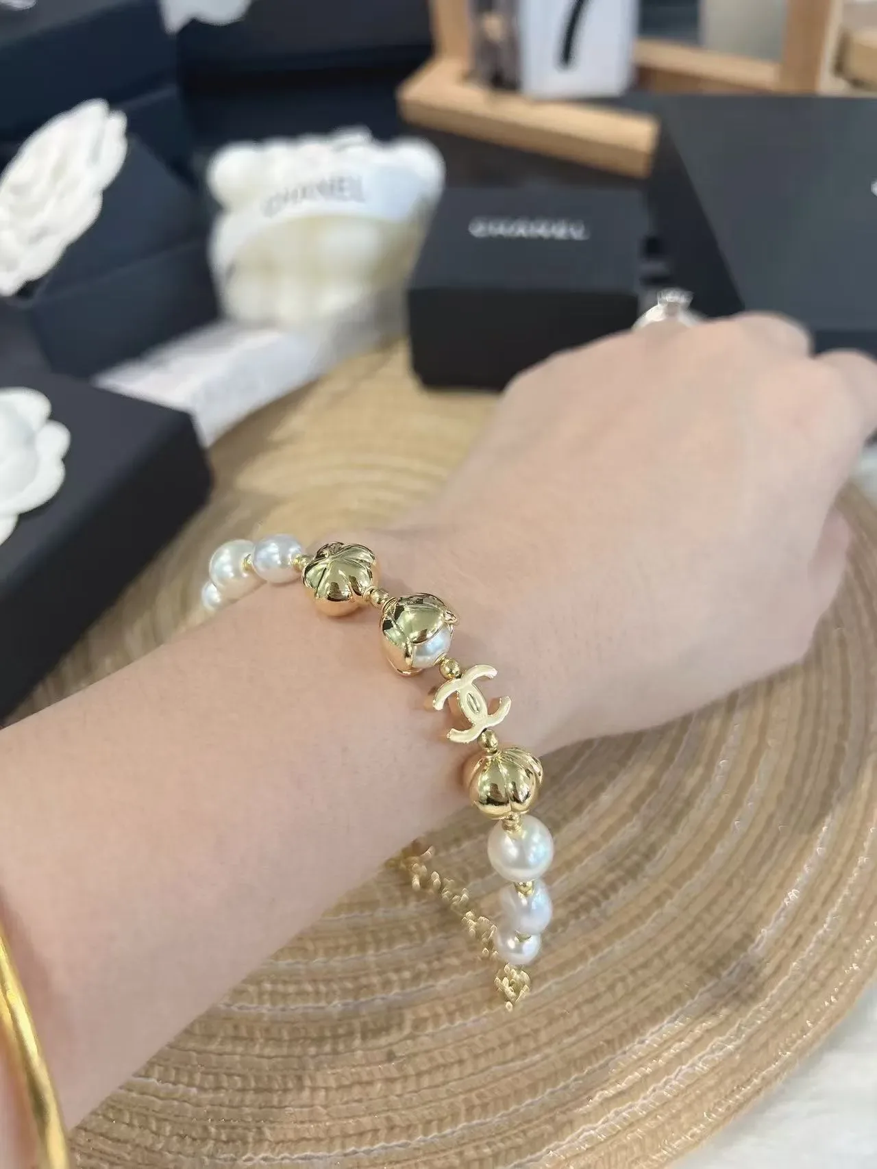 Chanel पर्ल और CC चार्म ब्रेसलेट गोल्ड व्हाइट चेन बैरोक पर्ल ब्रेसलेट 2