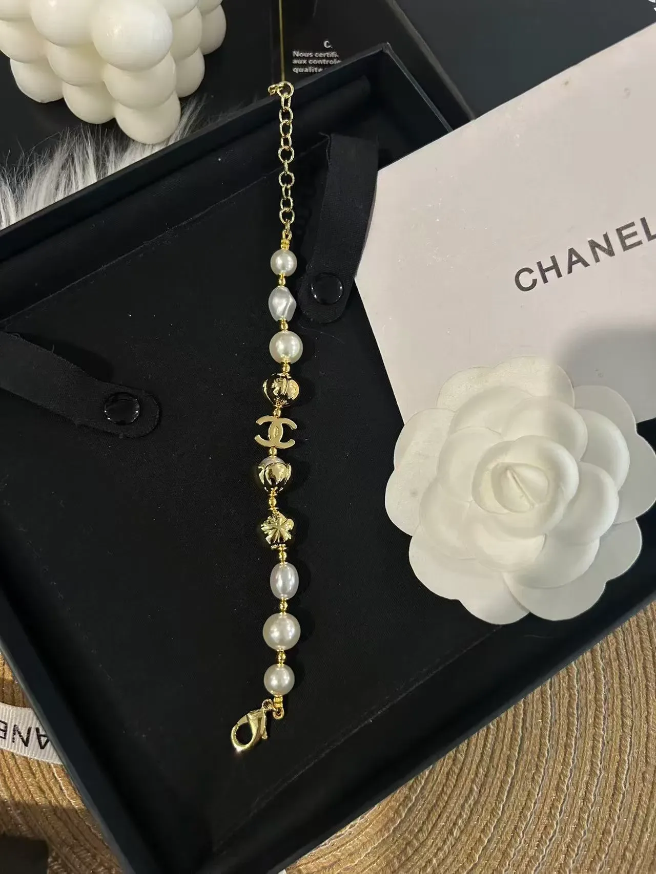 Chanel पर्ल और CC चार्म ब्रेसलेट गोल्ड व्हाइट चेन बैरोक पर्ल ब्रेसलेट 3