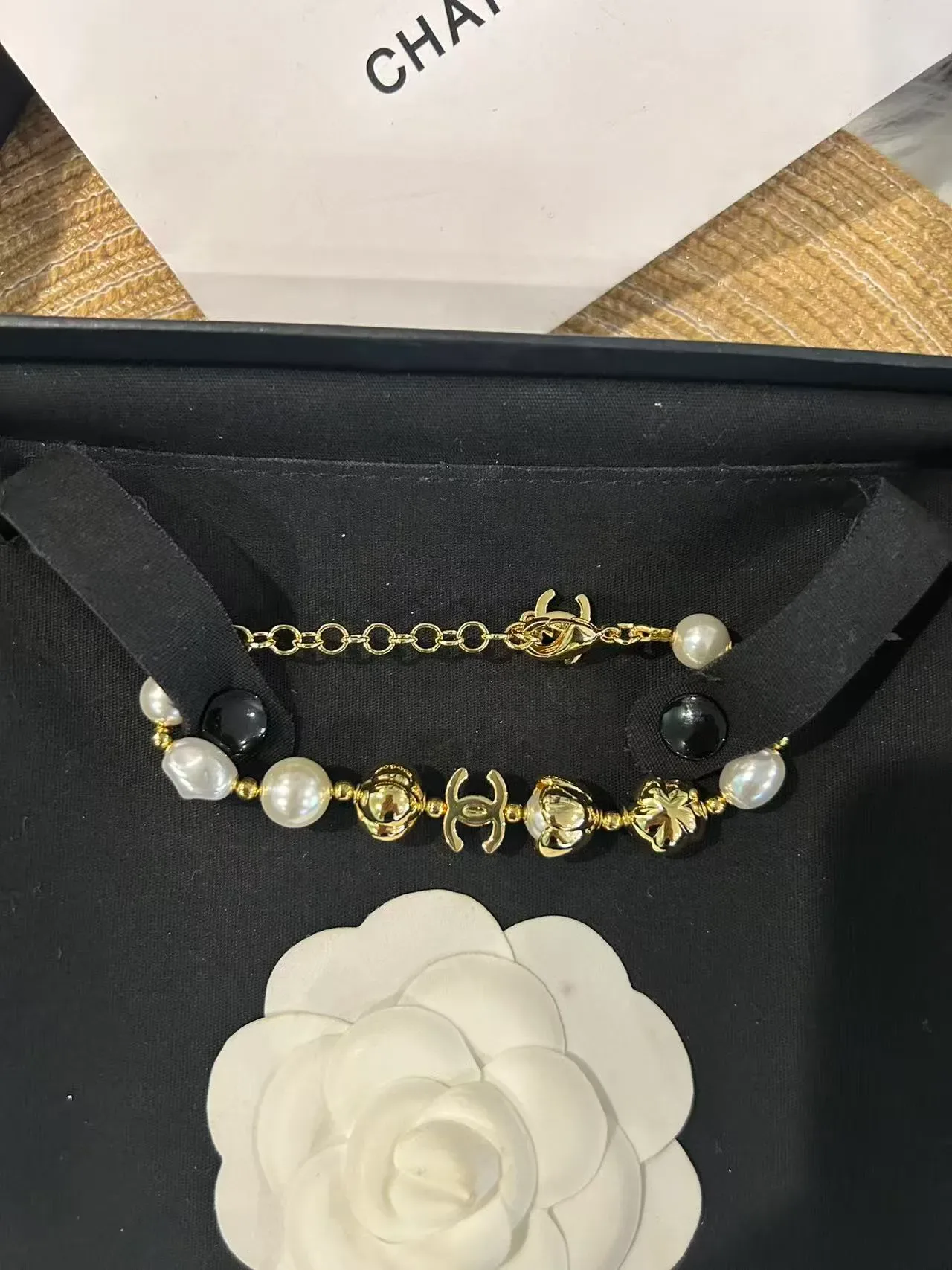 Chanel पर्ल और CC चार्म ब्रेसलेट गोल्ड व्हाइट चेन बैरोक पर्ल ब्रेसलेट 4