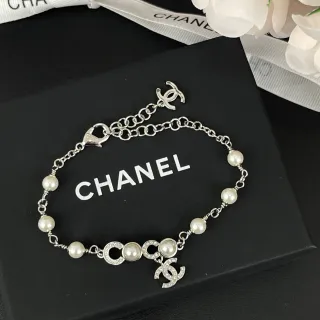 Chanel मोती और CC लोगो ब्रेसलेट
