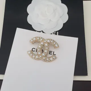 Chanel পার্ল এবং ক্রিস্টাল CC Logo ব্রোচ
