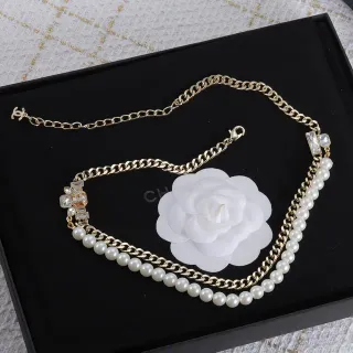 Chanel मोती और क्रिस्टल कर्ब चेन नेकलेस