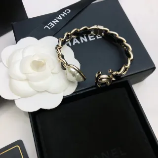 Chanel मोती आकर्षण श्रृंखला कलाई का गहना सोना काला मोटा कर्ब-लिंक चमड़े अंतराल कलाई का गहना