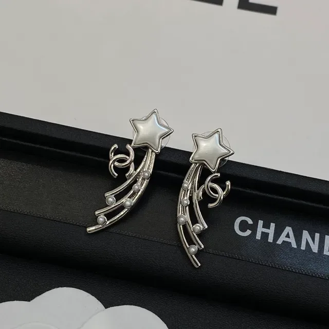 Chanel 星珠 CC 图案耳环 3