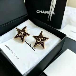 Chanel तारे की एनामेल और सोने के रंग CC Logo स्टड ईयरिंग्स