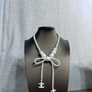 Chanel सफेद मोती डोर पपड़ी बंधन माला