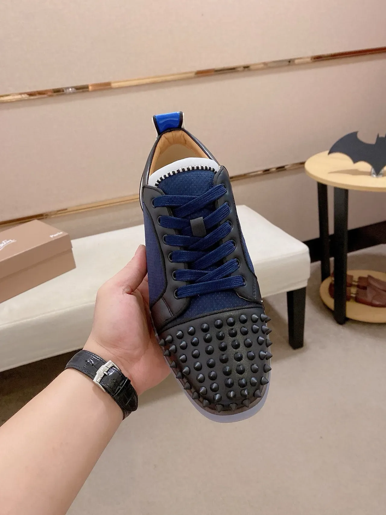 Christian Louboutin Lou Spikes Sneakers Lifestyle avec Détail Spike en Navy et Noir 2