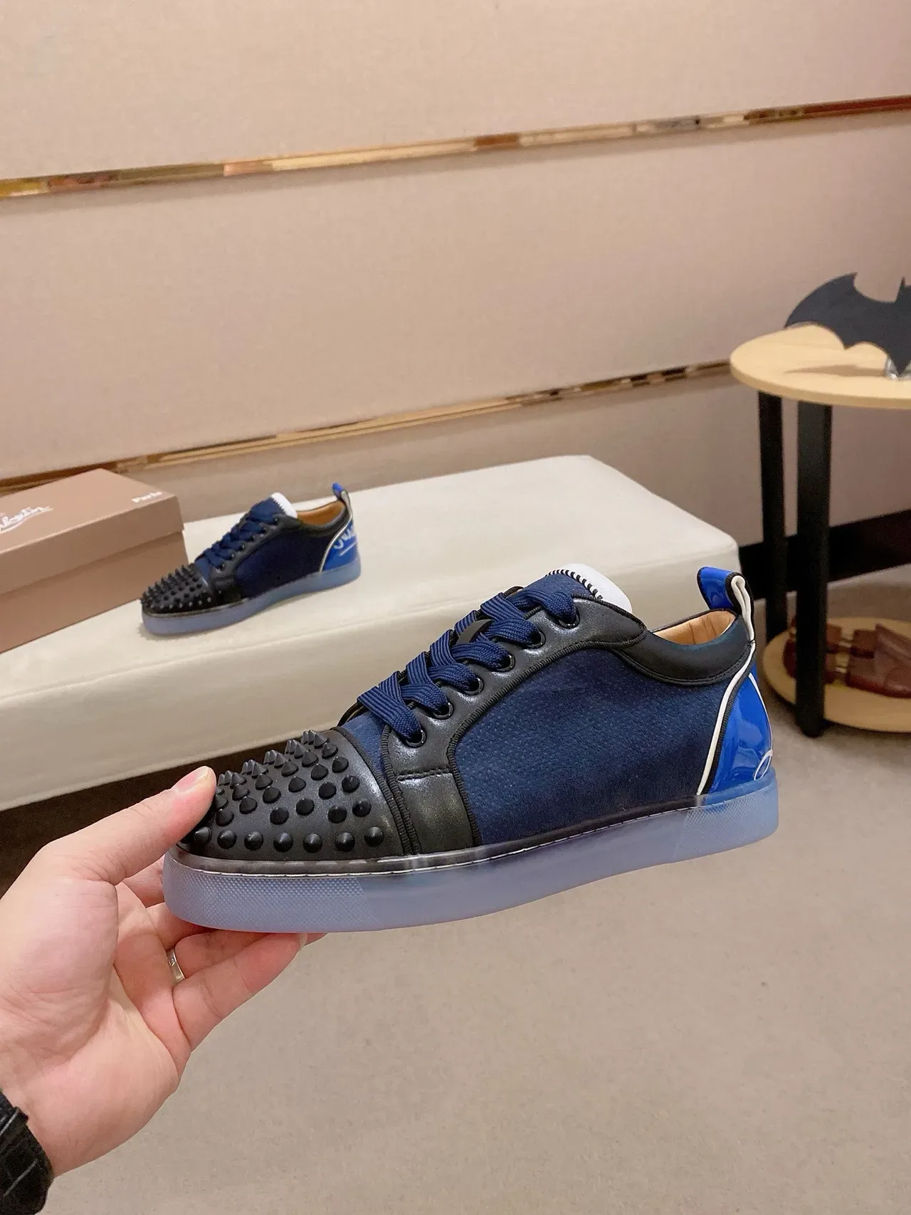 Christian Louboutin Lou Spikes Sneakers Lifestyle avec Détail Spike en Navy et Noir 3