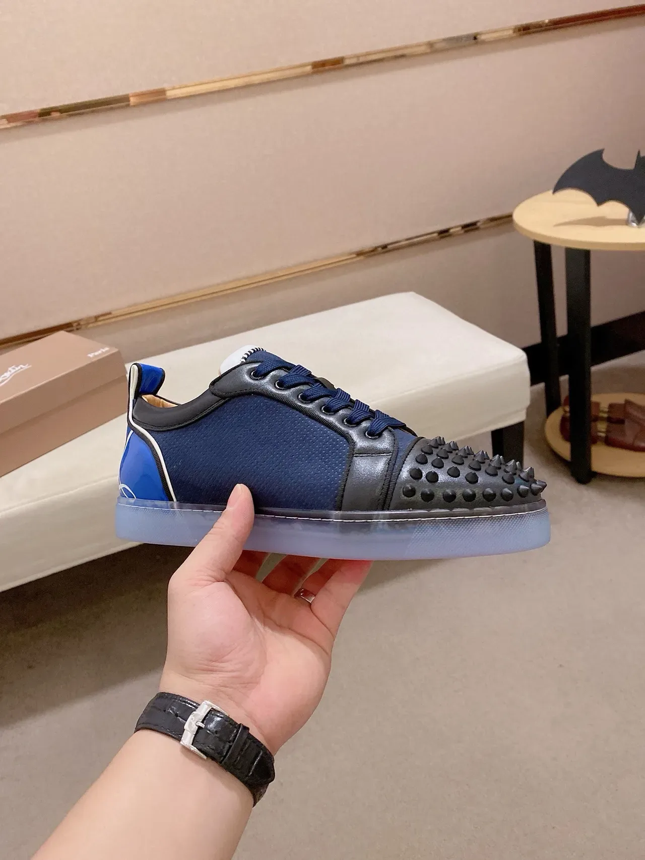 Christian Louboutin Lou Spikes Sneakers Lifestyle avec Détail Spike en Navy et Noir 4