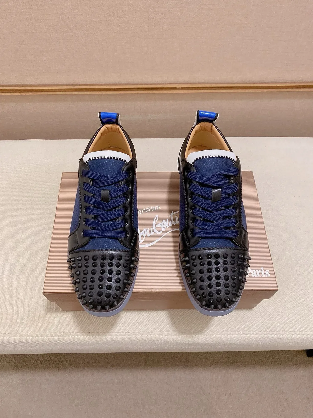 Christian Louboutin Lou Spikes Sneakers Lifestyle avec Détail Spike en Navy et Noir 6