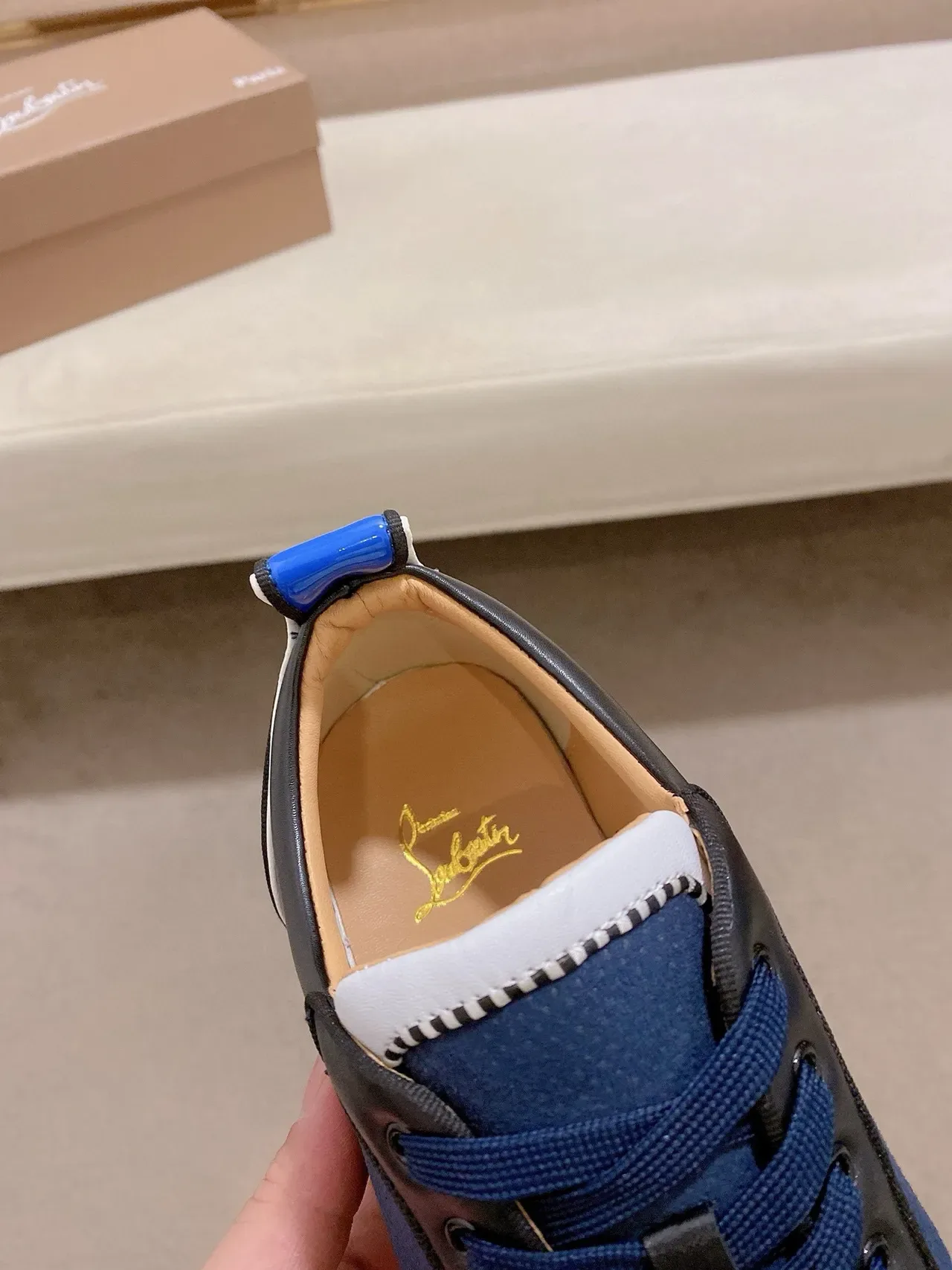 Christian Louboutin Lou Spikes Sneakers Lifestyle avec Détail Spike en Navy et Noir 7