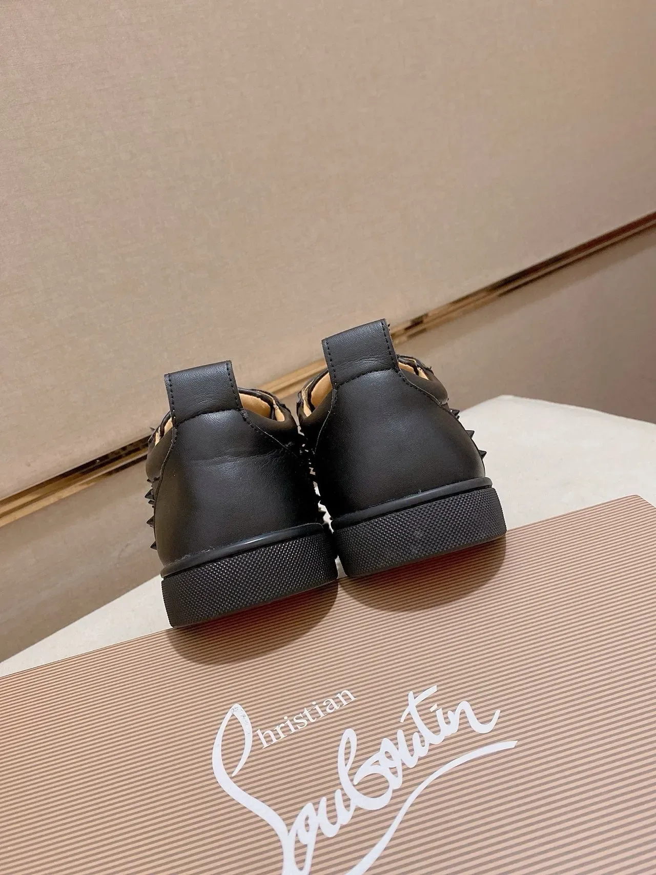 Christian Louboutin Sneaker en cuir clouté Noir partie supérieure Silhouette basse Lifestyle Sneakers 8