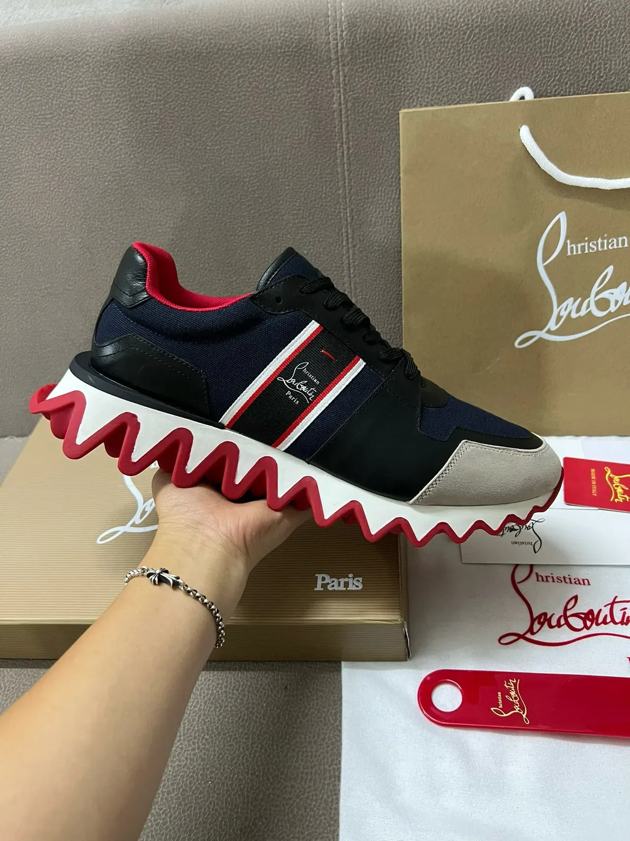 Christian Louboutin Wave Runner bleu marine noir rouge blanc sneakers lifestyle 2