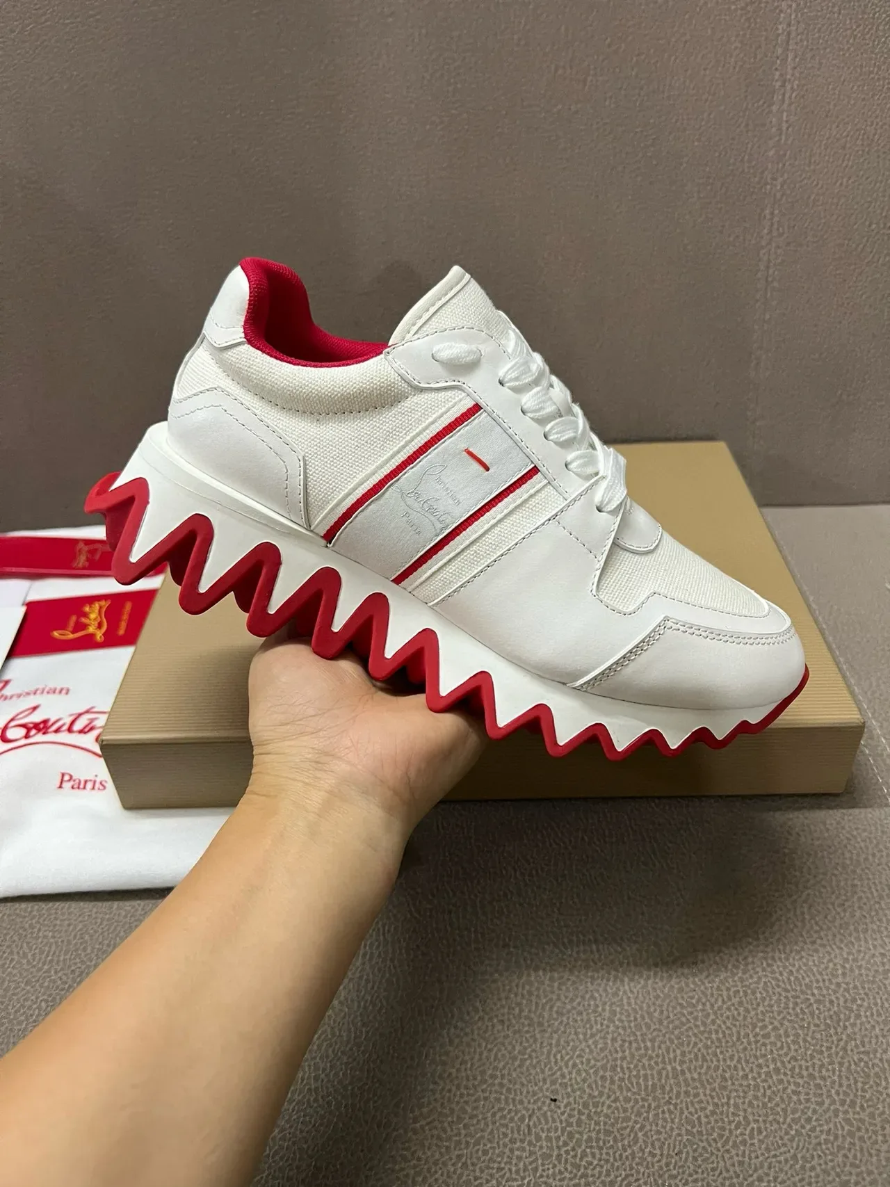 Christian Louboutin Sneakers Lifestyle Blanc et Rouge à Semelle Zigzag 2