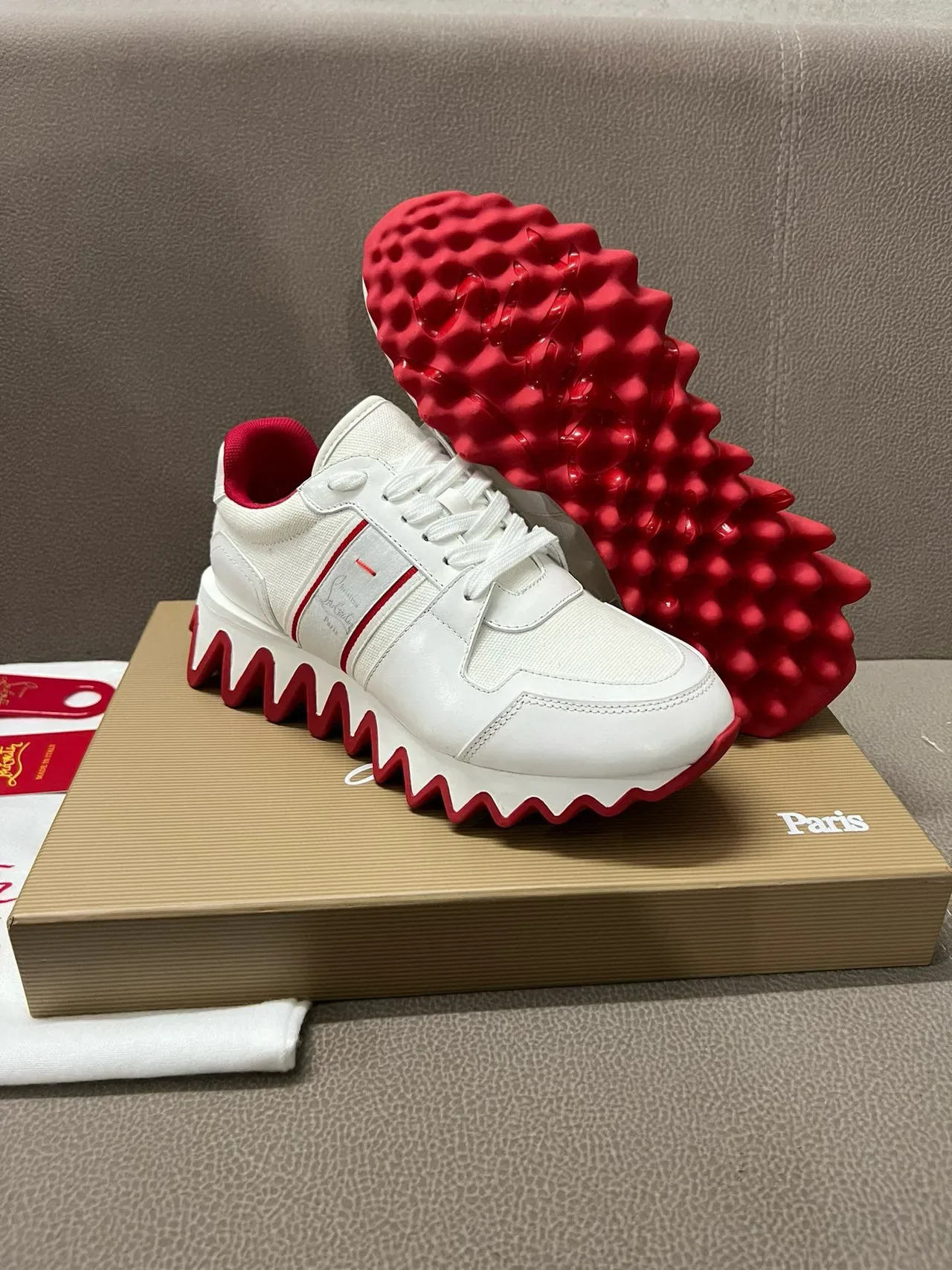 Christian Louboutin Sneakers Lifestyle Blanc et Rouge à Semelle Zigzag 3