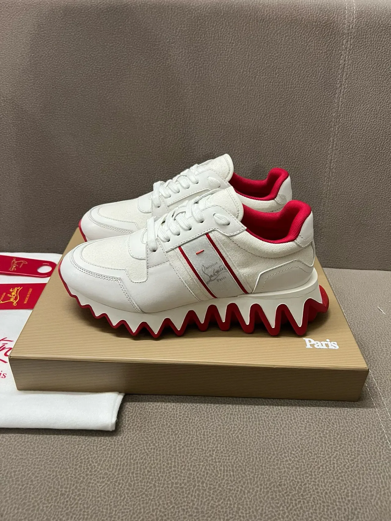 Christian Louboutin Sneakers Lifestyle Blanc et Rouge à Semelle Zigzag 8