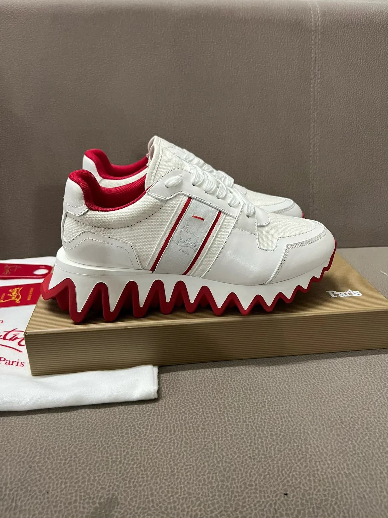 Christian Louboutin Sneakers Lifestyle Blanc et Rouge à Semelle Zigzag 9