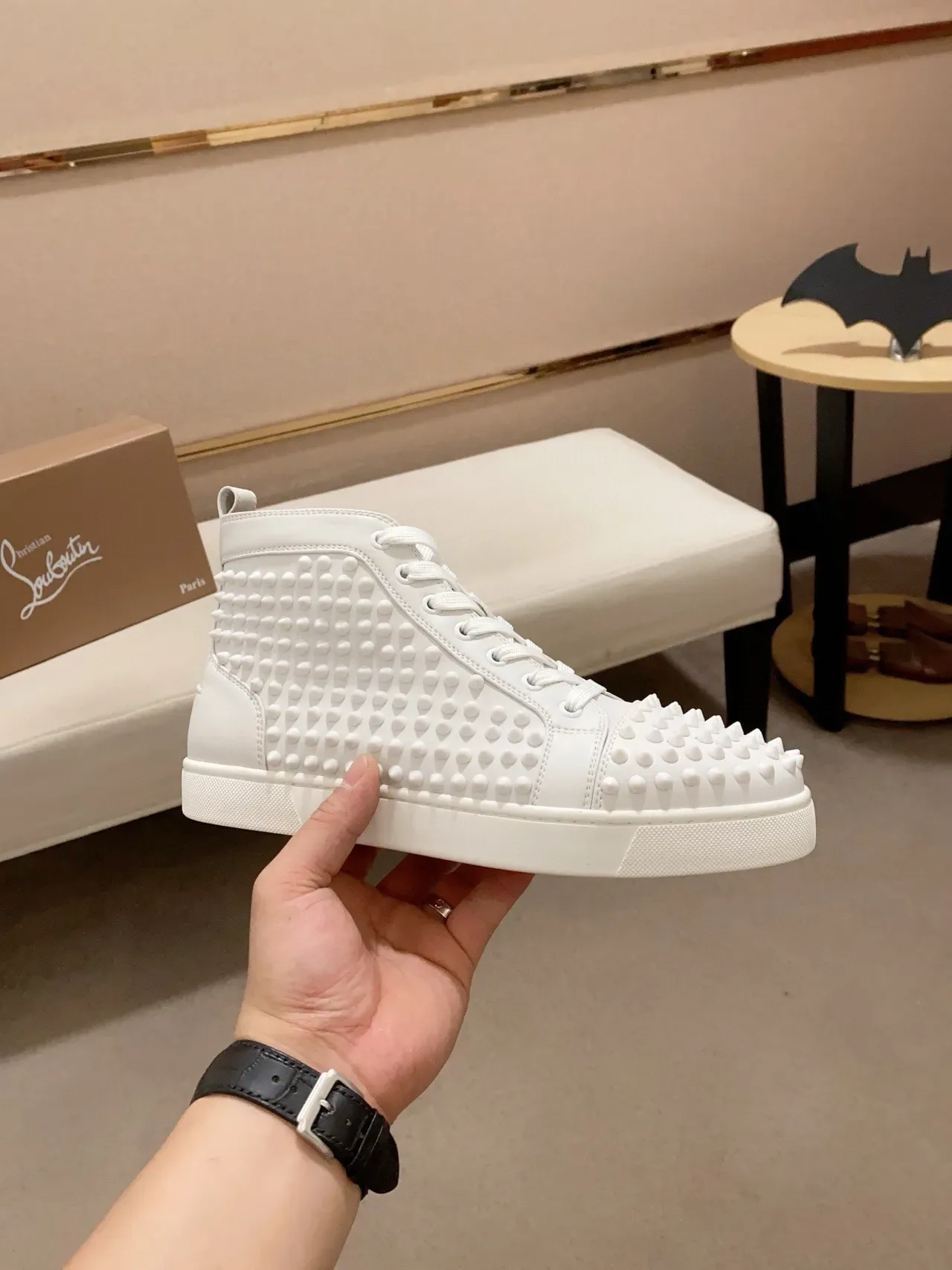 Christian Louboutin sneakers lifestyle blanches hautes totalmente cloutées 3