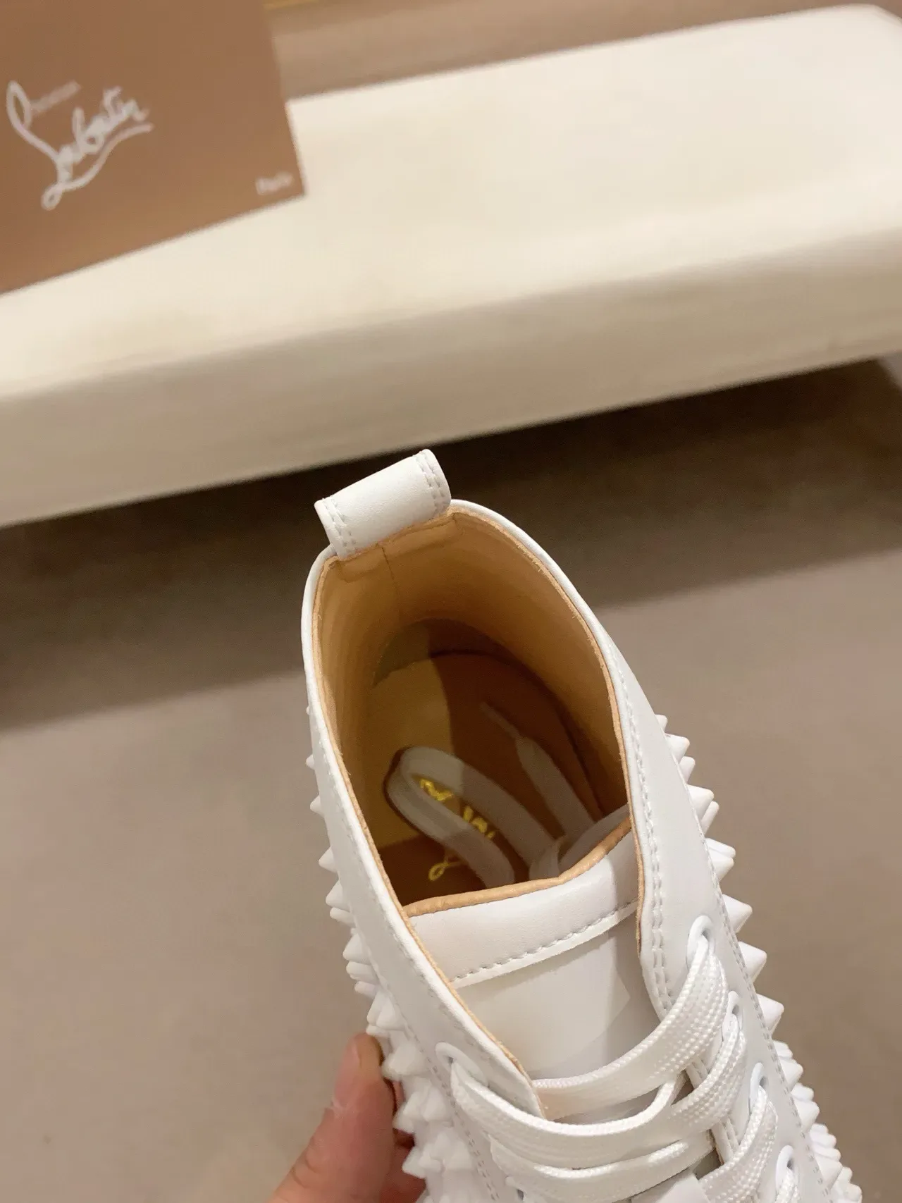 Christian Louboutin sneakers lifestyle blanches hautes totalmente cloutées 5