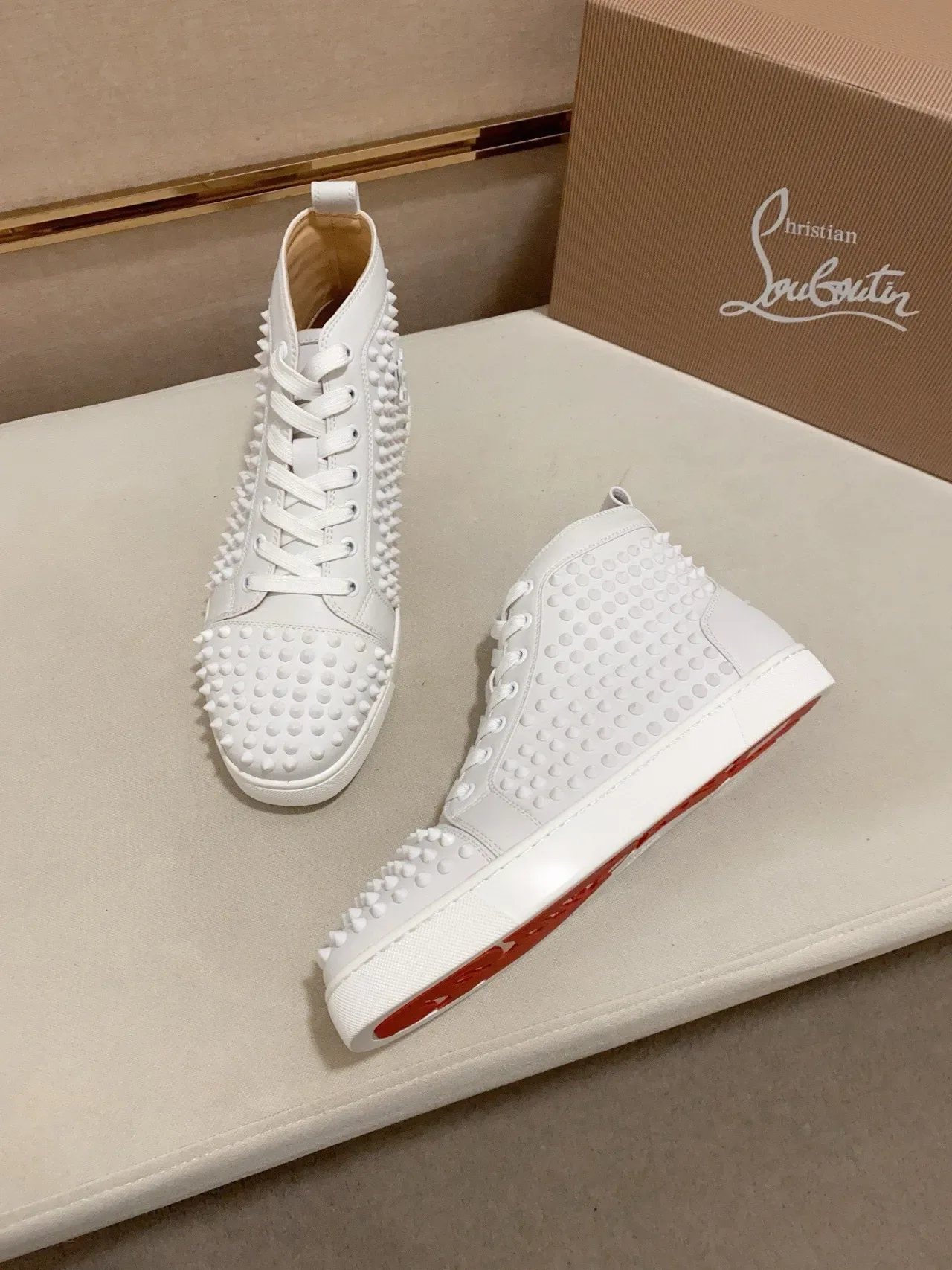 Christian Louboutin sneakers lifestyle blanches hautes totalmente cloutées 6