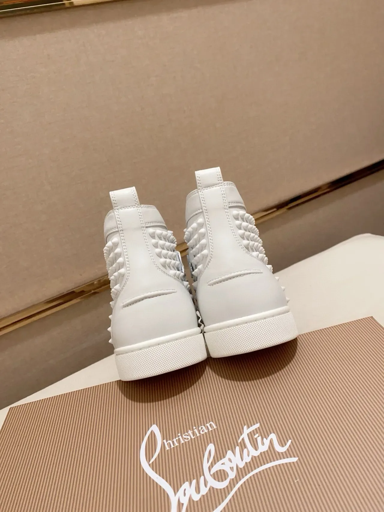 Christian Louboutin sneakers lifestyle blanches hautes totalmente cloutées 7