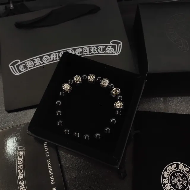 Chrome Hearts Bracelet noir et argent perlé avec charme floral 2