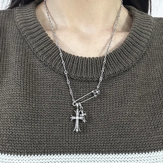 Colar Chrome Hearts com pingente de cruz de alfinete de segurança 2