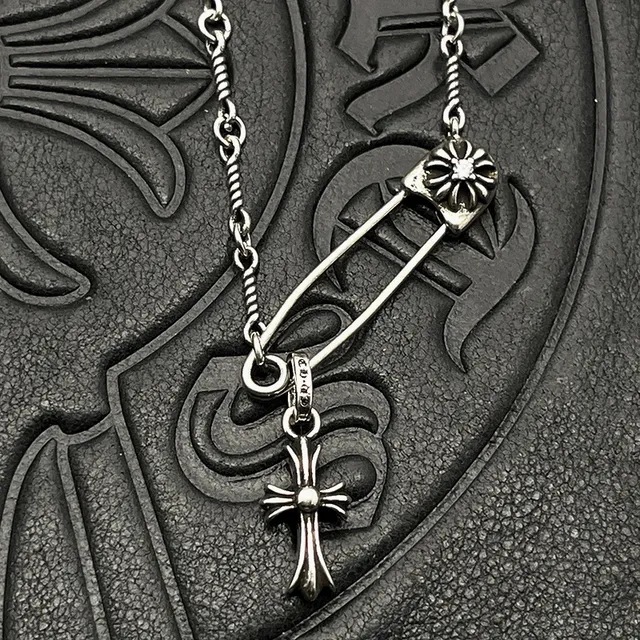 Colar Chrome Hearts com pingente de cruz de alfinete de segurança 3