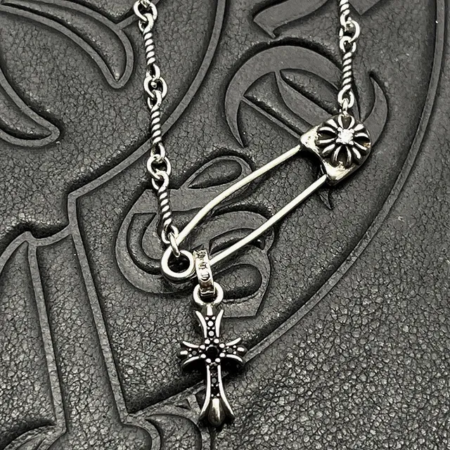 Colar Chrome Hearts com pingente de cruz de alfinete de segurança 4