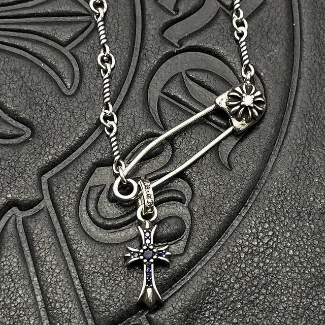 Colar Chrome Hearts com pingente de cruz de alfinete de segurança 5