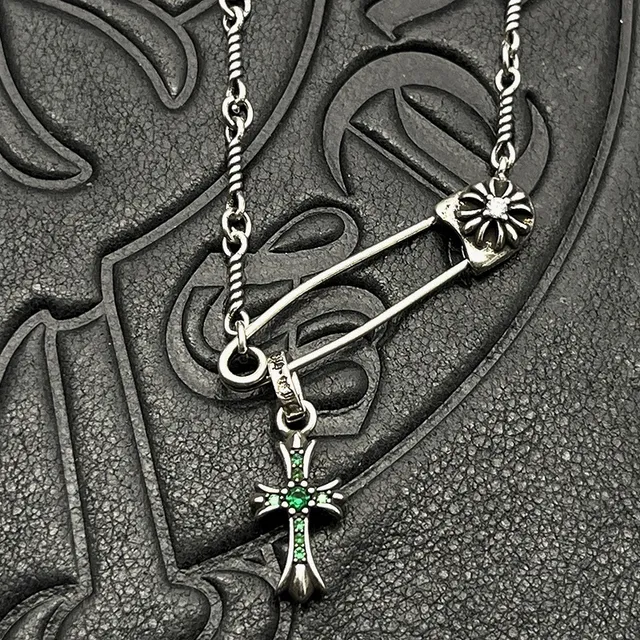 Colar Chrome Hearts com pingente de cruz de alfinete de segurança 6