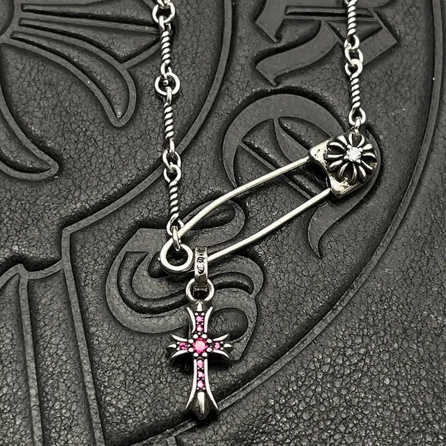 Colar Chrome Hearts com pingente de cruz de alfinete de segurança 7