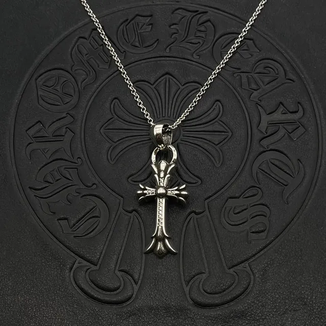 Chrome Hearts Collier Croix Gothique Argent Noir avec Pierres Pavé Accentuées 2
