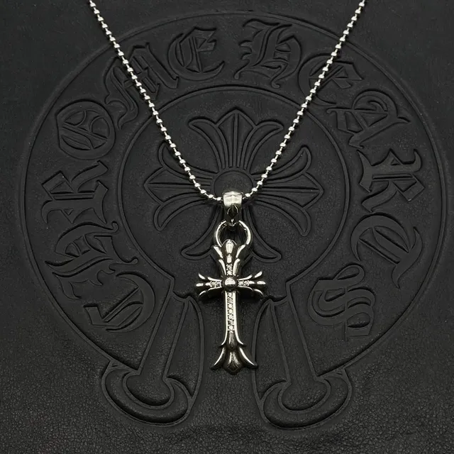 Chrome Hearts Collier Croix Gothique Argent Noir avec Pierres Pavé Accentuées 3