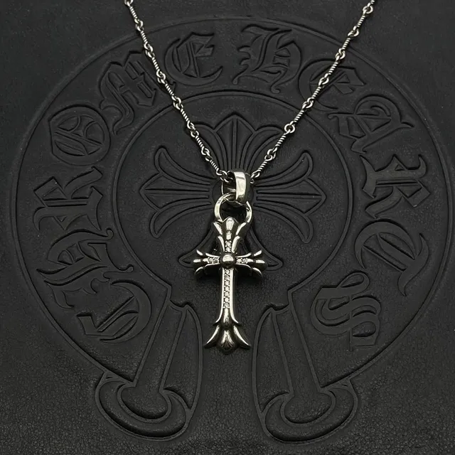 Chrome Hearts Collier Croix Gothique Argent Noir avec Pierres Pavé Accentuées 4