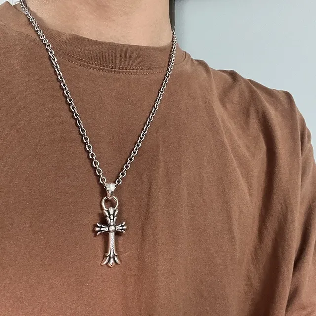 Chrome Hearts Collier Croix Gothique Argent Noir avec Pierres Pavé Accentuées 5